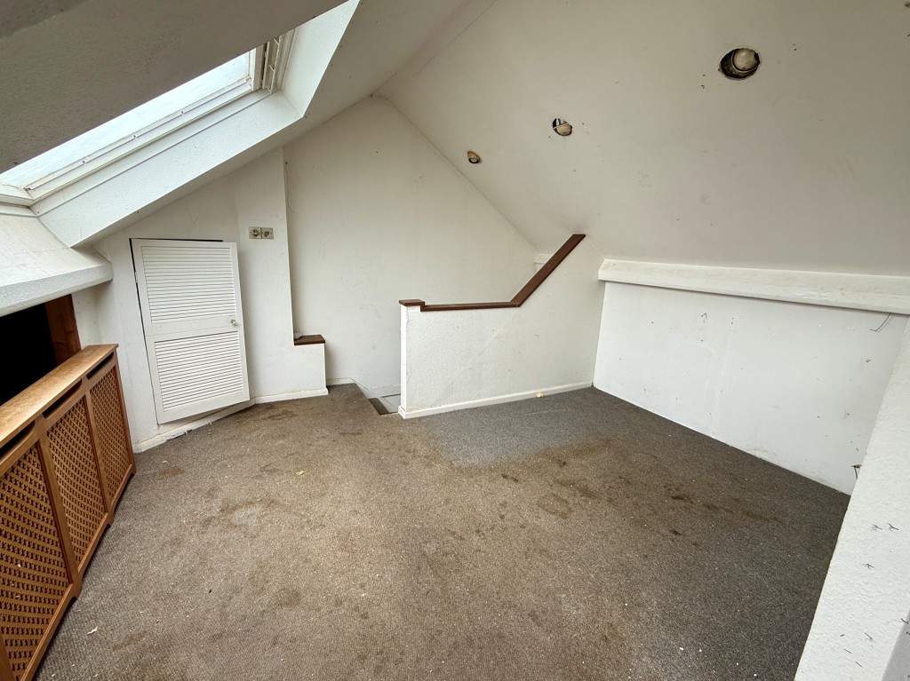 Lot: 30 - GARAGE WITH LIVING ACCOMMODATION AND LAPSED PLANNING - Living area